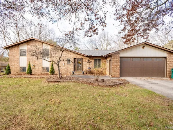 5333 Waterford Rd, Clarkston, MI 48346