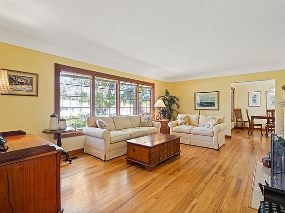4th image of 2425 Camelot Rd