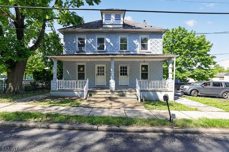 1st image of 582 Roseberry St