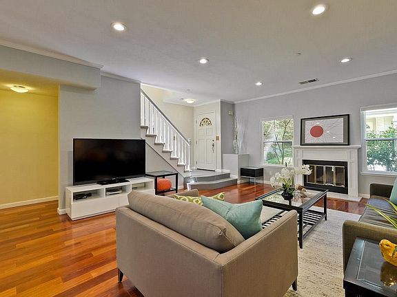 4th image of 967 La Mesa Ter Unit B