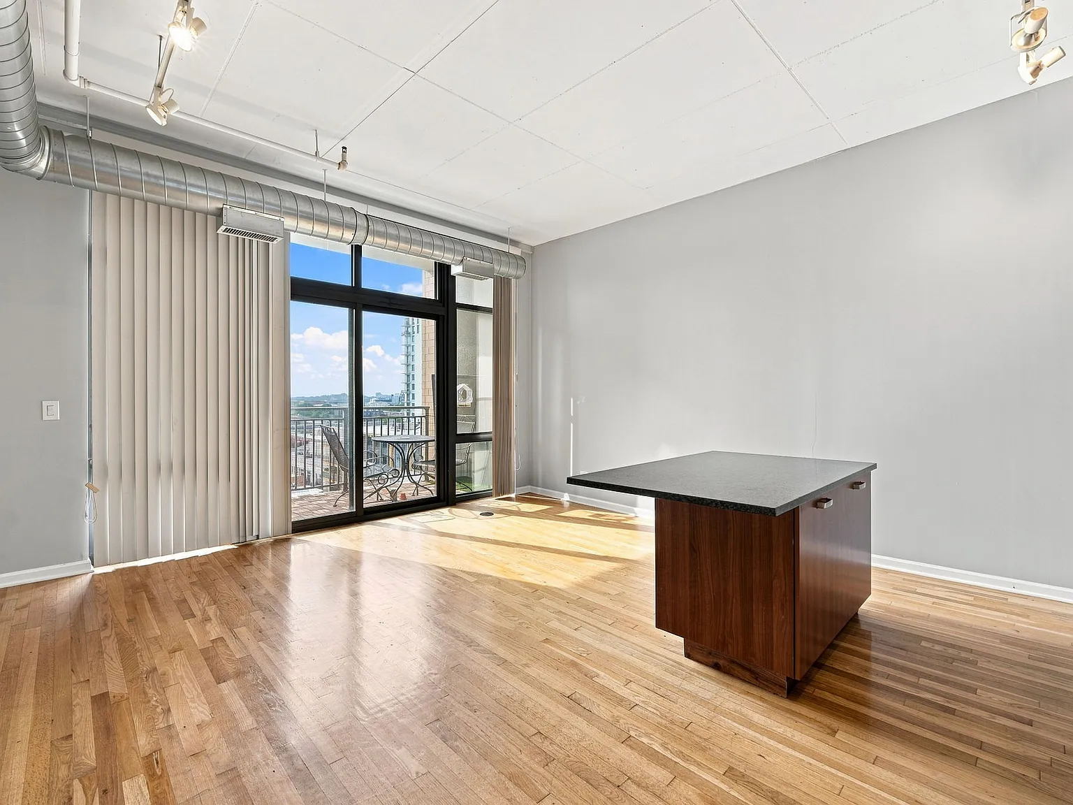 1 bed, 906 sqft, $2,600 — Photo 4