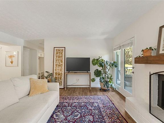 4th image of 913 Tuxworth Cir
