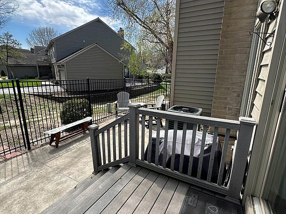 4th image of 98 SW Pepper Tree Ln