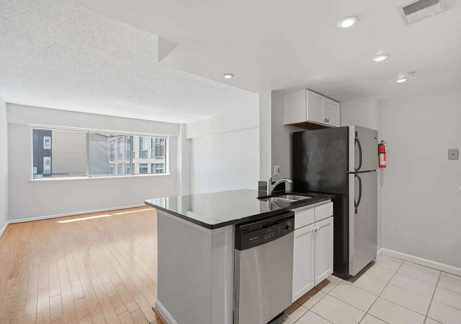 Logan Circle Condo | 1 Bed | 1 Bath | 625 Sf — Photo 4