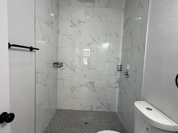 5th image of 1044 W 42nd Pl #1/2