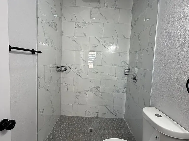1044 W 42nd Pl — Photo 5