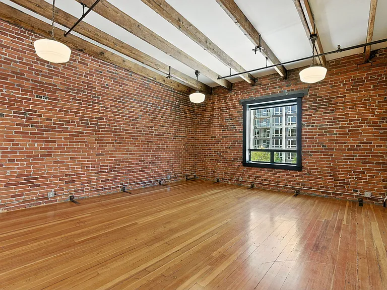 1306 NW Hoyt St #402 — Photo 5