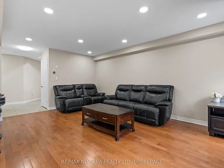 8511 Jennifer Cres — Photo 9