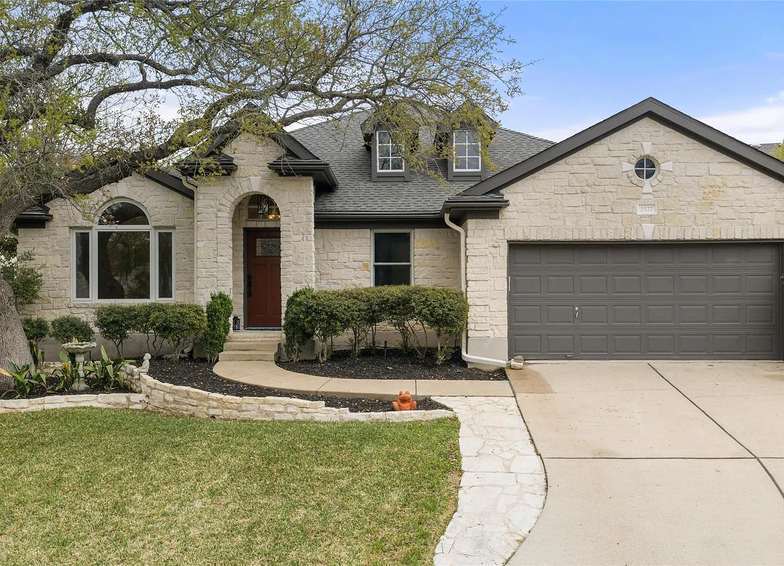 5 bed, 3.0 bath, 3007 sqft, $3,250 — Photo 2