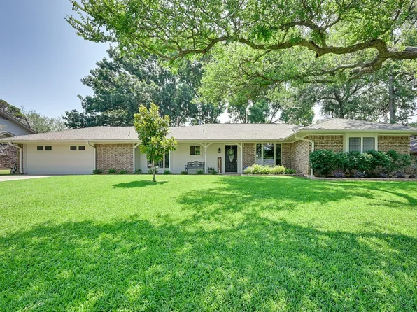 1402 Cambridge St, Mansfield, TX 76063