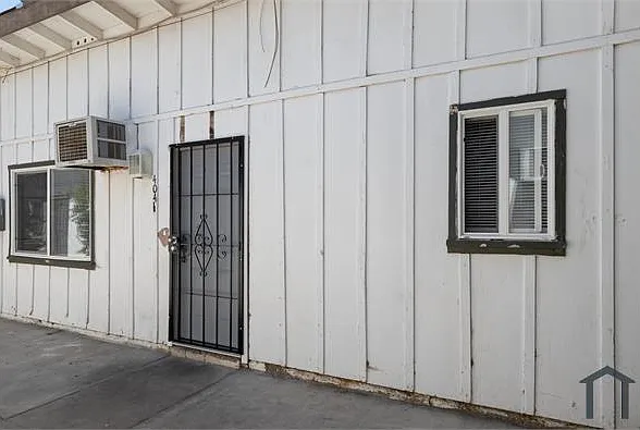 400 E Lancaster Blvd — Photo 2