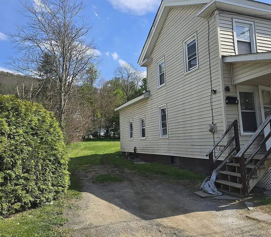 4 bed, $2,700 — Photo 2