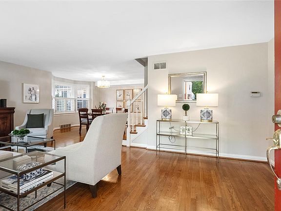 3rd image of 117 Heatherbrook Ln