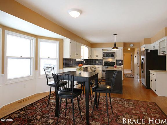 3rd image of 6825 Forest Valley Dr SE