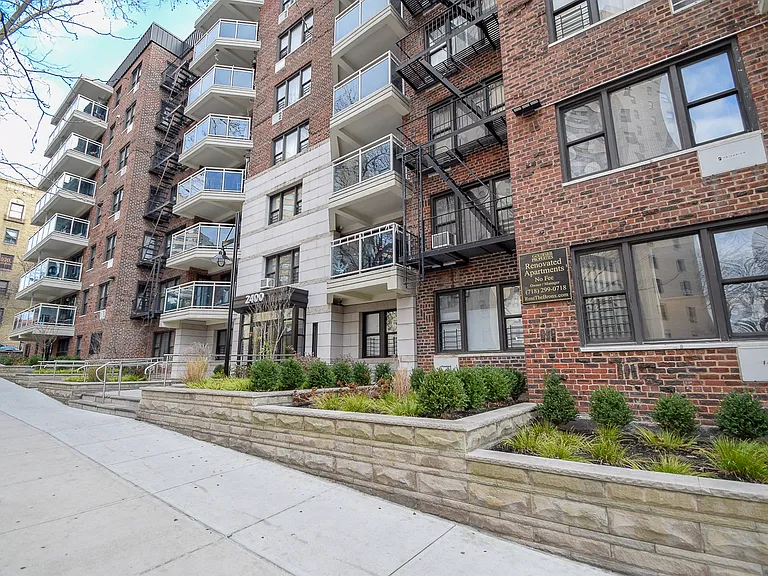 2400 Webb Ave #7K — Photo 9