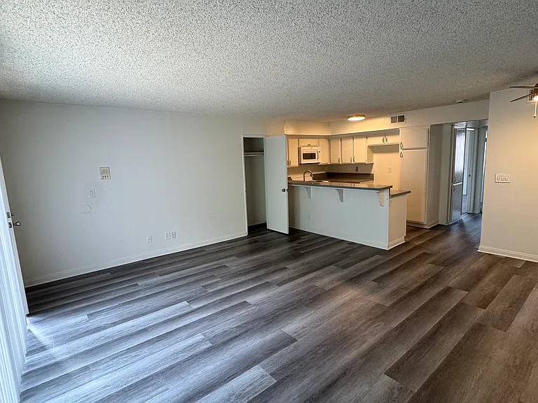 1247 N June St — Photo 17