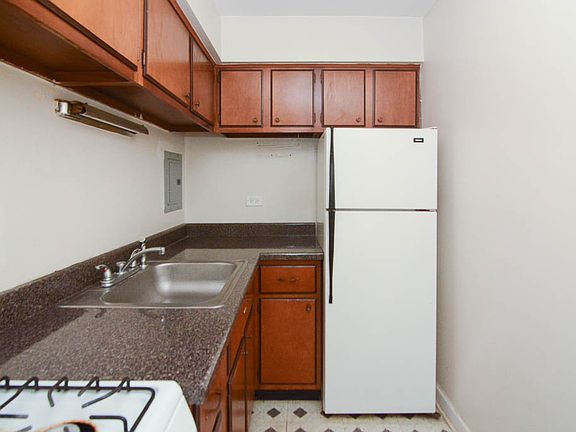 2nd image of 660 W Wrightwood Ave #402