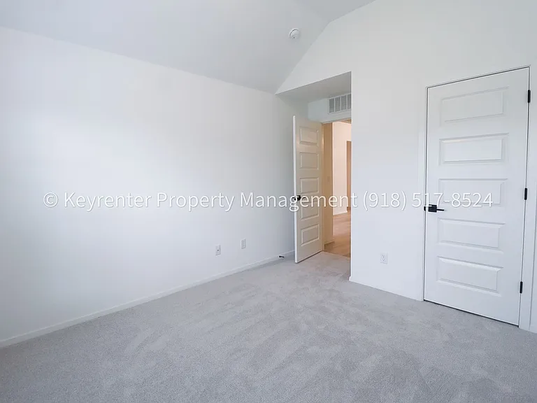 2908 S Redwood Ave — Photo 24