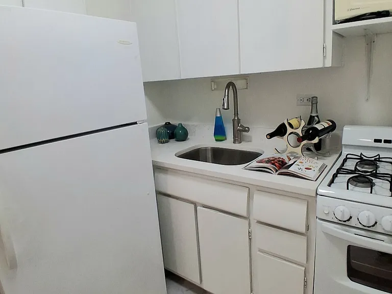 153 E 57th St #14J — Photo 3
