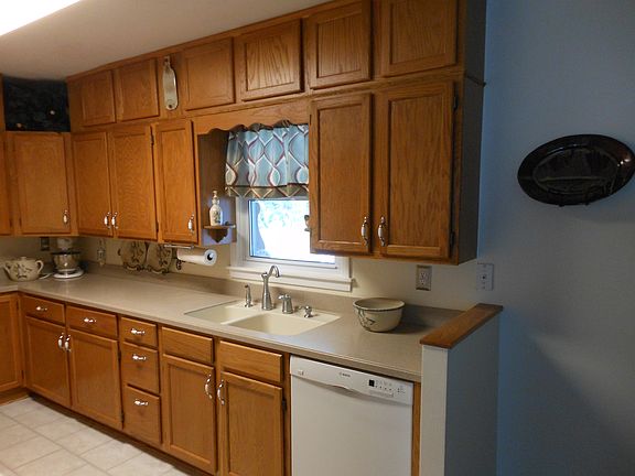 3rd image of 221 Stillwater St