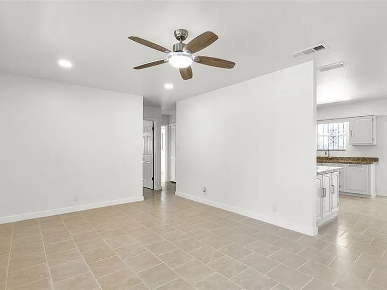 206 E Dunkin Cir — Photo 2