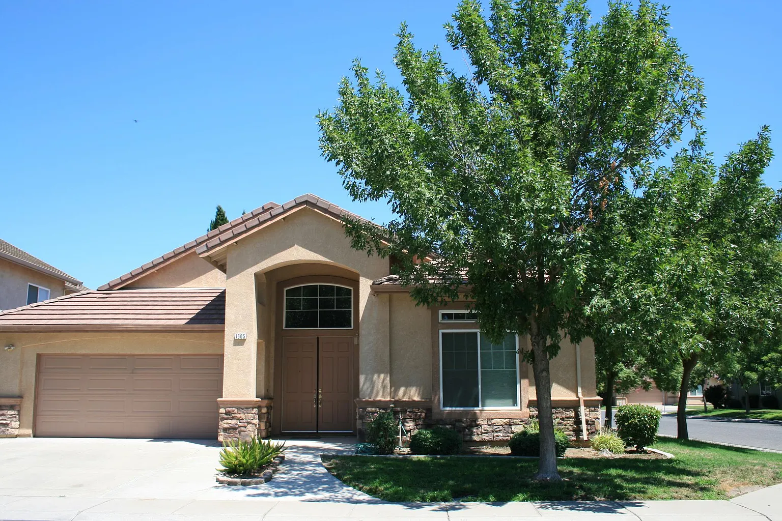 1605 Kensington Park Dr photo 1