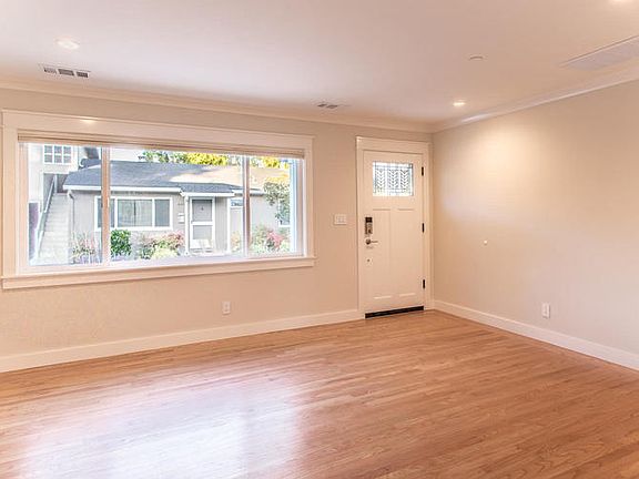 4th image of 452 Waverley St #454