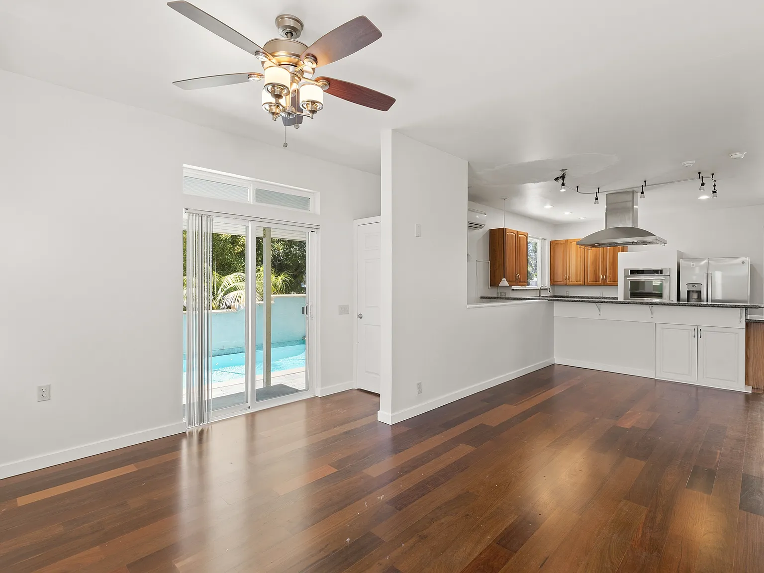 4 bed, 2.5 bath, 2837 sqft, $9,500 — Photo 4