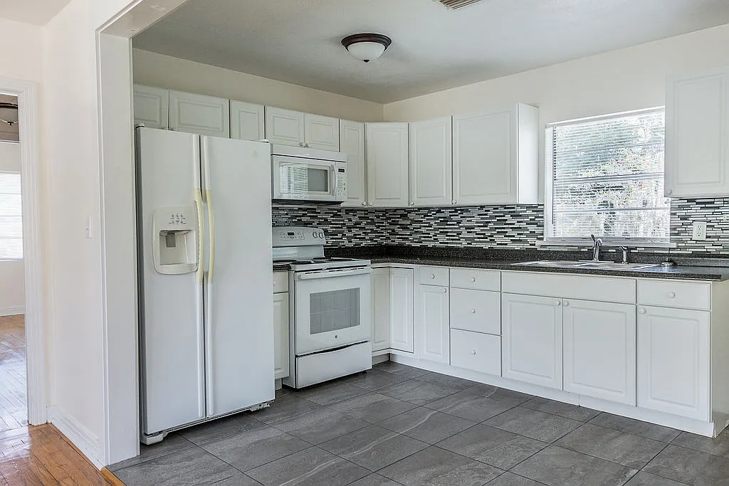 630 E Indiana Ave - P130! - 1 — Photo 3