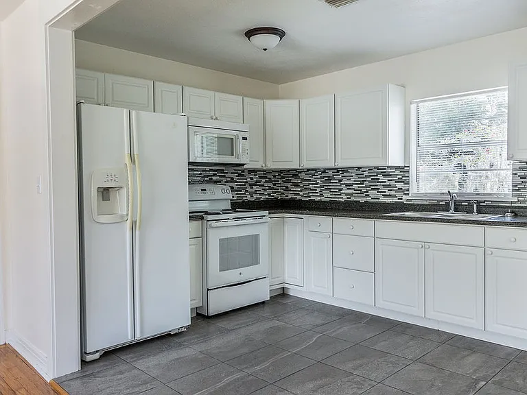 630 E Indiana Ave — Photo 3