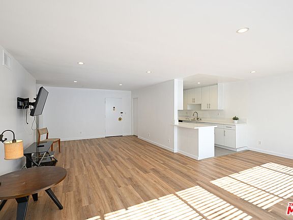 5th image of 136 S Palm Dr APT 204