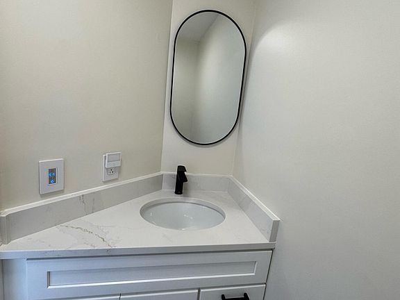 5th image of 41 Dale Ave APT D