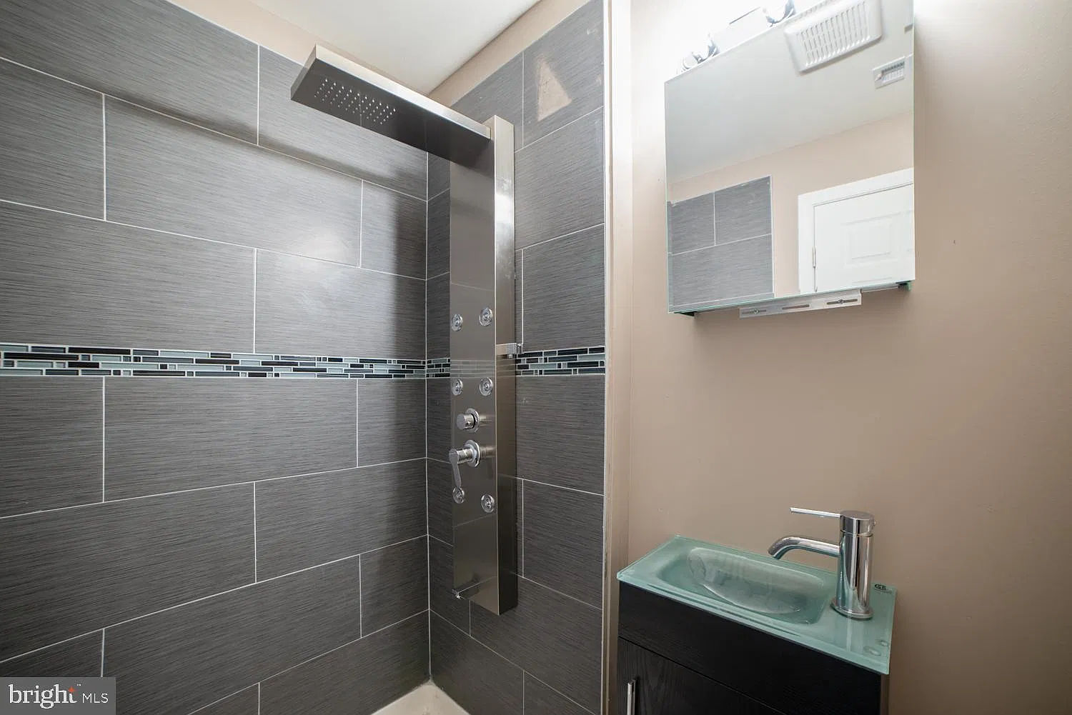 5 bed, 3.0 bath, 2283 sqft, $3,500 — Photo 3