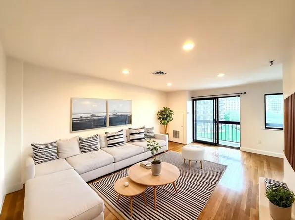 90 Quincy Shore Dr APT 302, Quincy, MA 02171