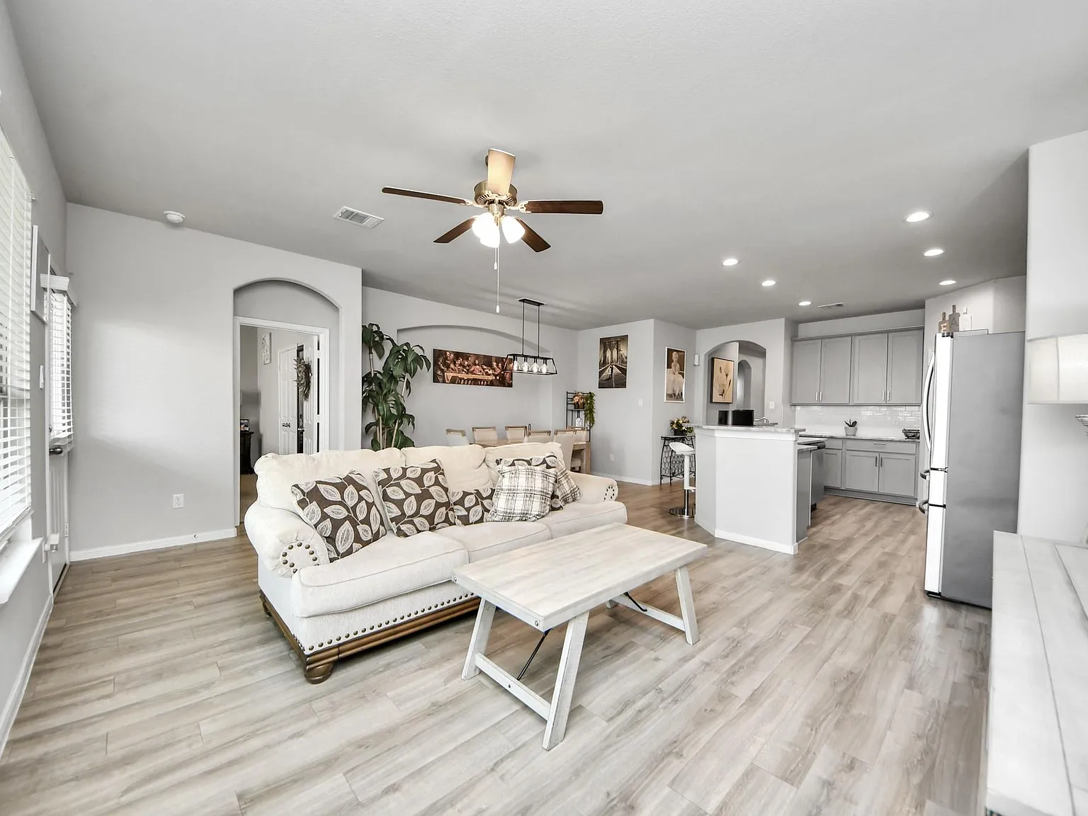 4 bed, 3.0 bath, 1756 sqft, $2,050 — Photo 2