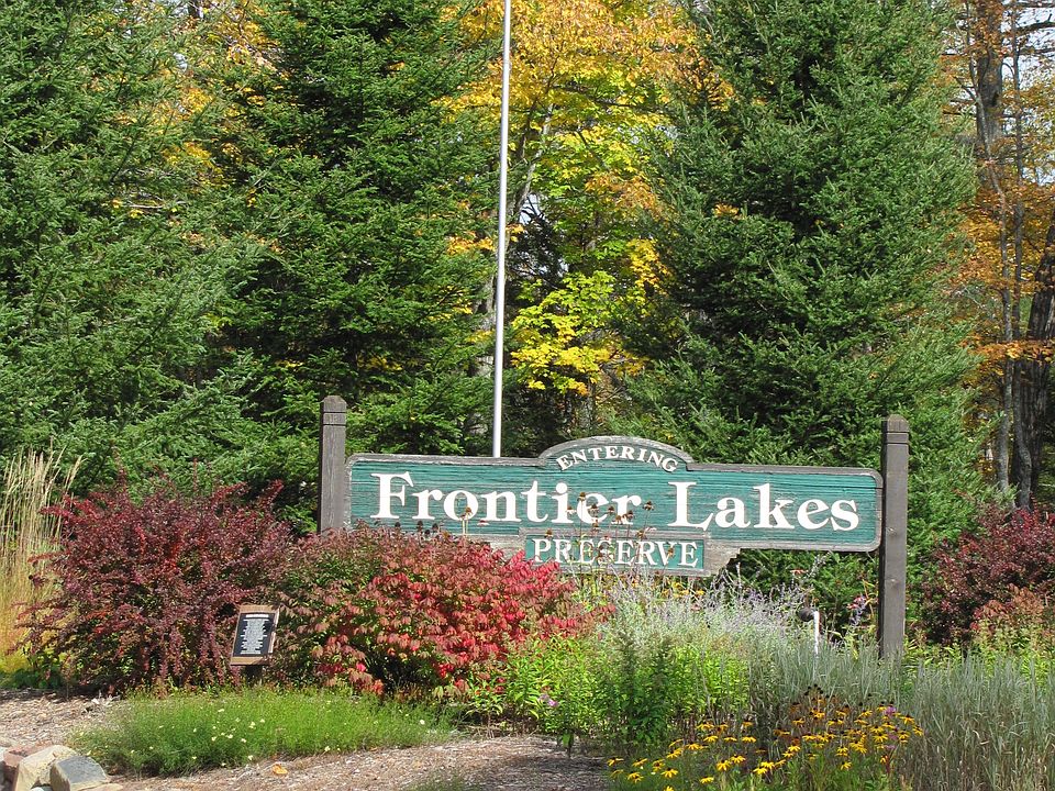 Entry to Frontier Lakes comm