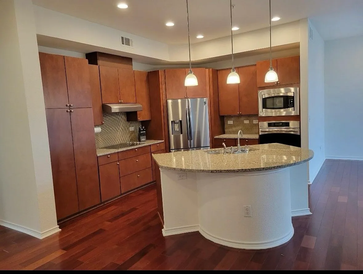1205 Beaconsfield Ln — Photo 2