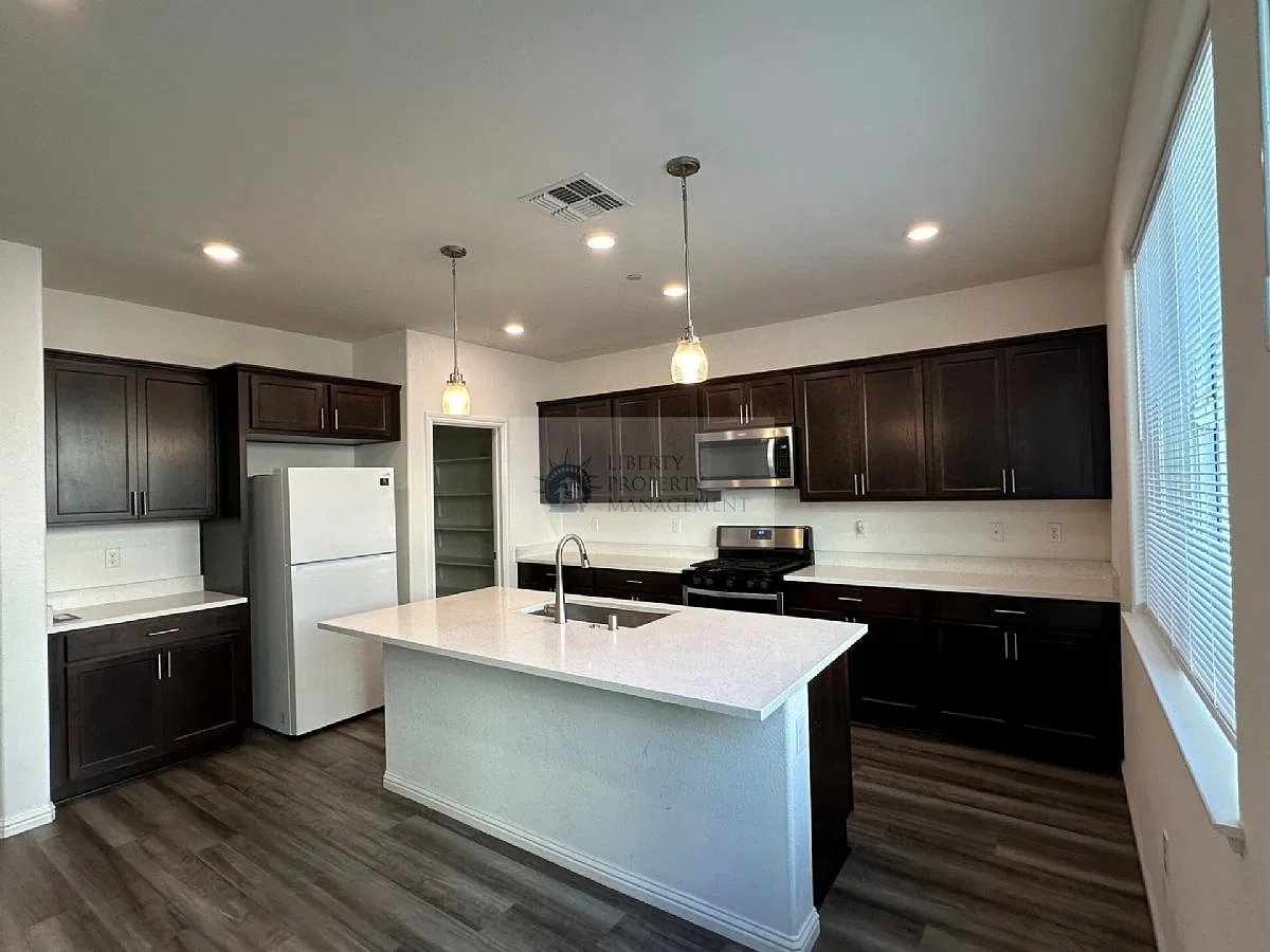 5 bed, 4.5 bath, 3177 sqft, $3,695 — Photo 4