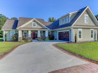 1099 Barnyard Rd, Bonneau, SC 29431