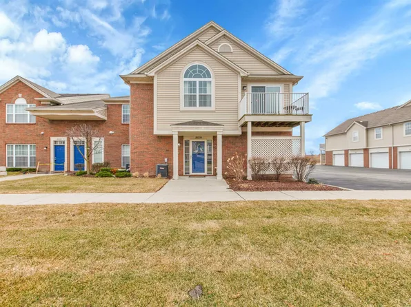 28234 S Pointe Ln, Chesterfield, MI 48051