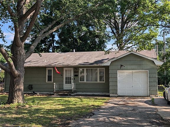 3rd image of 4307 E 115th St