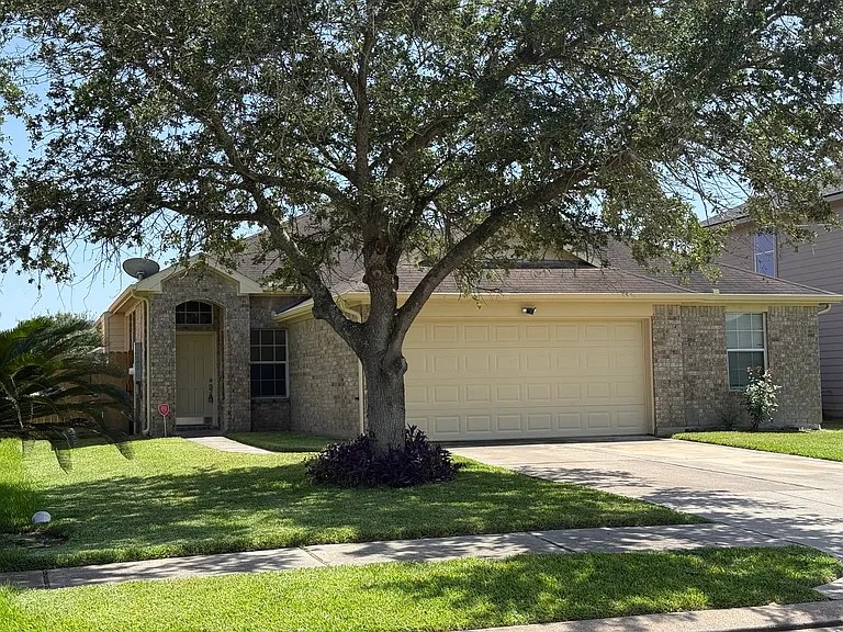 7921 Emerald Oak Dr — Photo 1