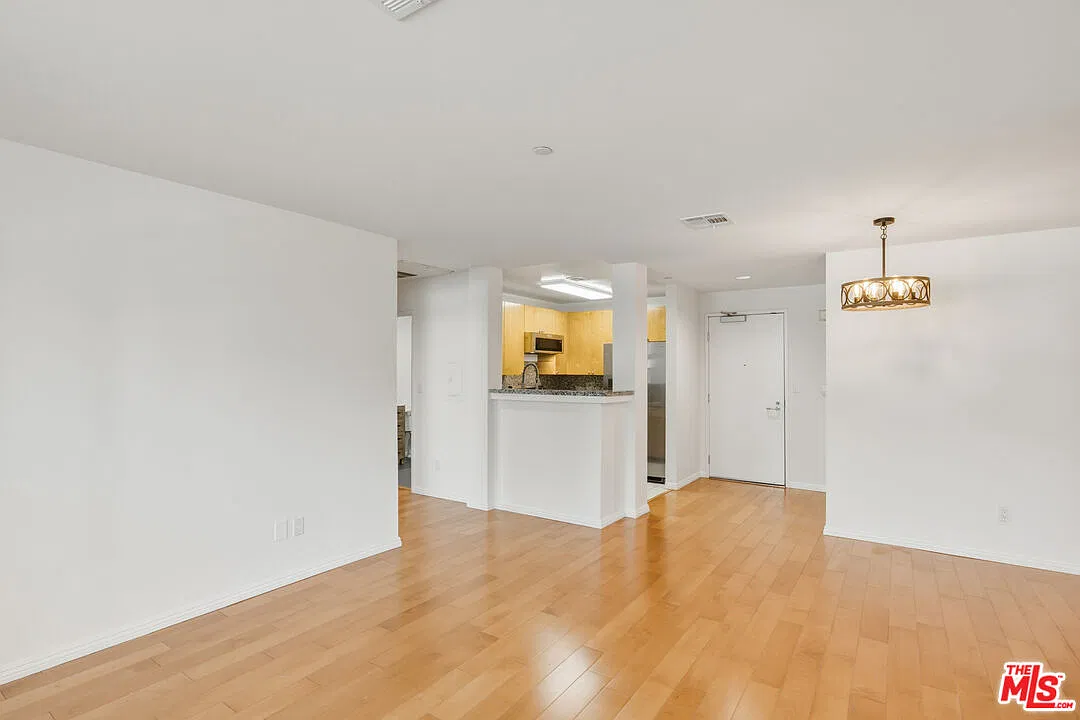 2 bed, 2.0 bath, 881 sqft, $4,000 — Photo 4