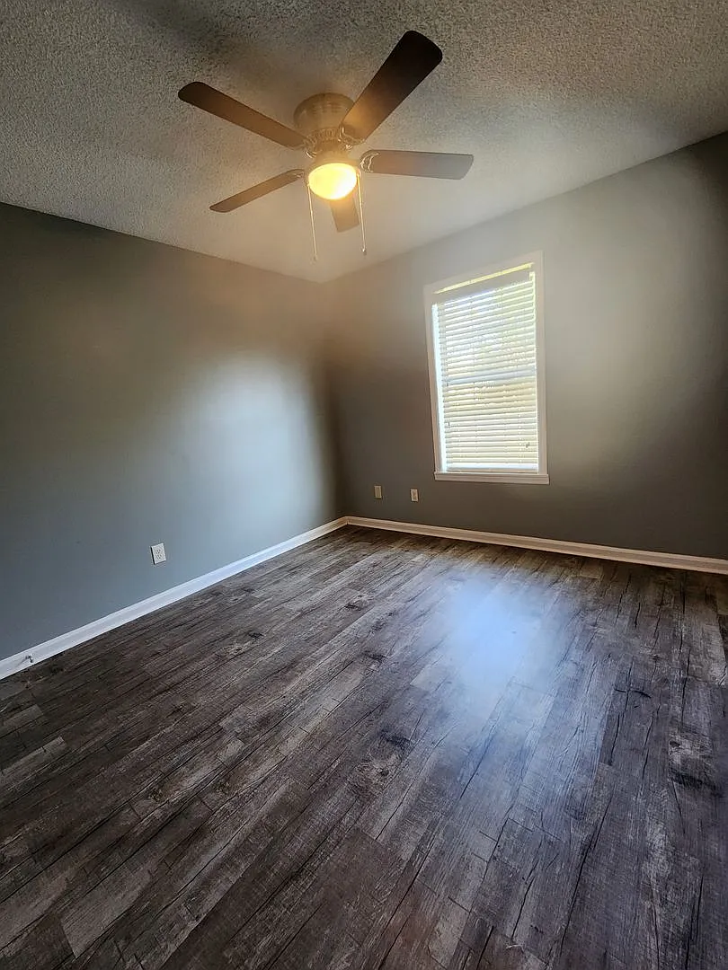 Bright & Inviting 3-Bedroom Home with Open Layout and Fenced Backyard — Photo 2