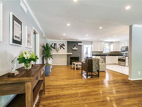 3rd image of 833 Kirkwood Dr