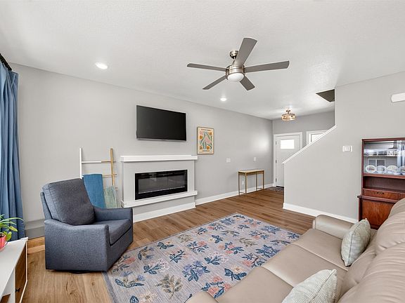 3rd image of 609 NE Hunter Dr