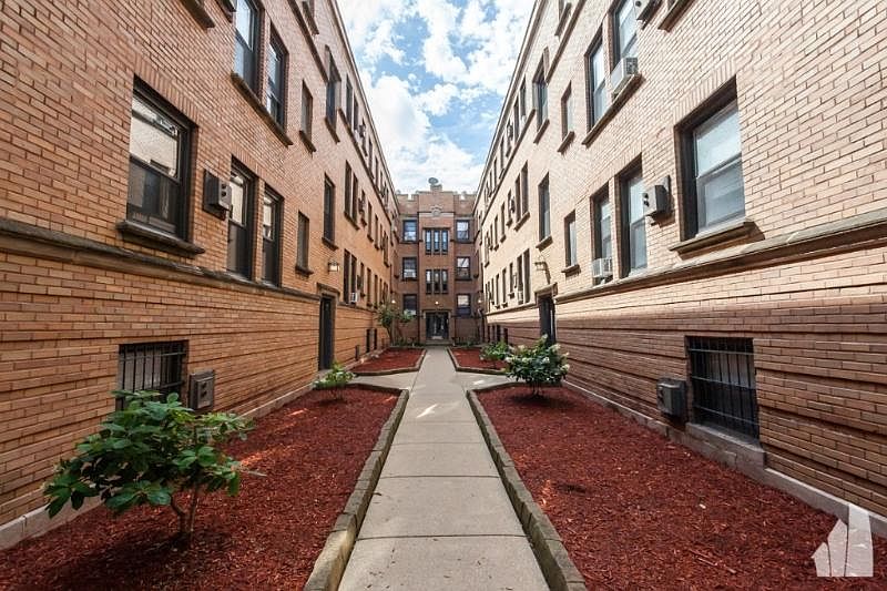 1st image of 815 W Cornelia Ave #105