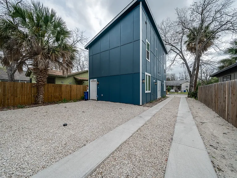 1005 Essex St #202 — Photo 27