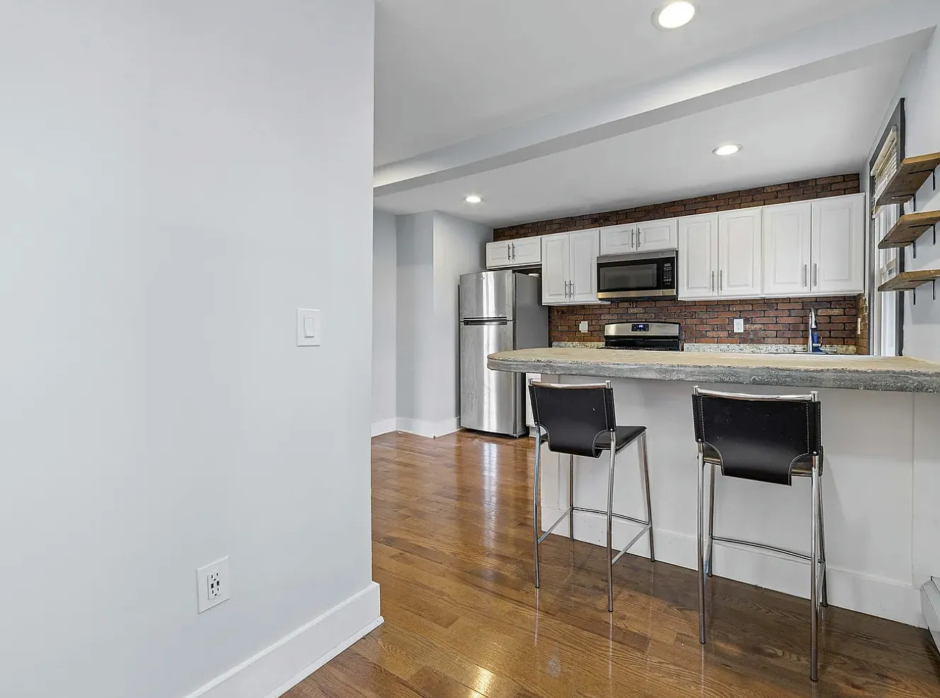 3 bed, 1000 sqft, $2,350 — Photo 2