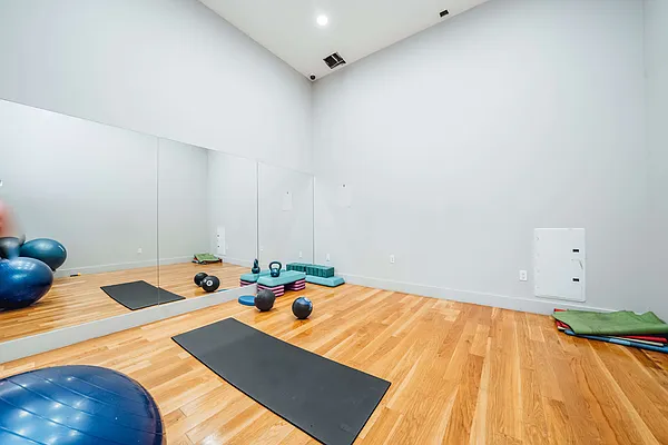 Rented by Nooklyn NYC LLC | media 11